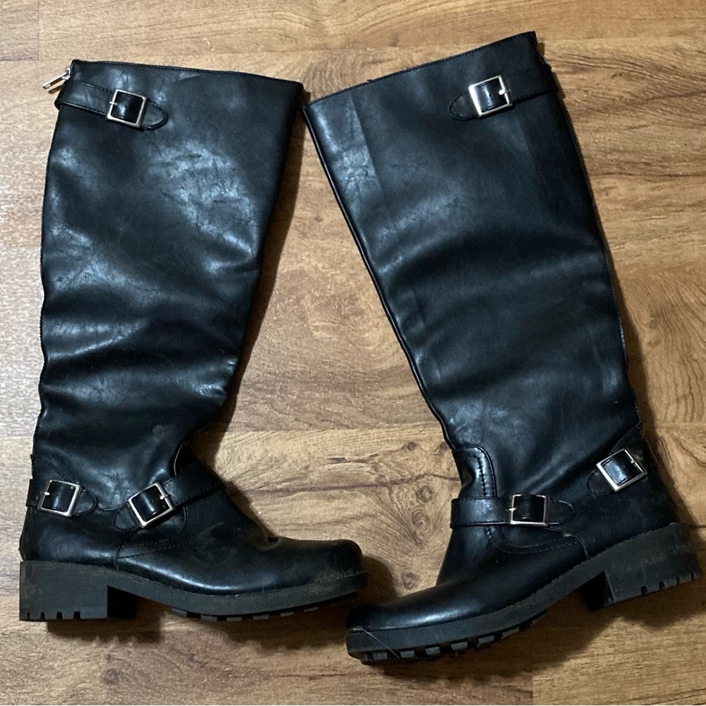 Beautiful boots from target super comfortable and very warm size 7.5